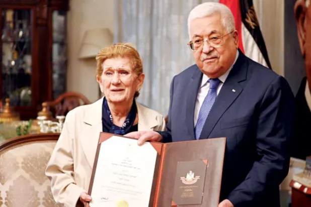 أبو مازن يمنح المناضلة سلوى الحوت ميدالية الإنجاز من وسام الرئيس محمود عباس (وفا)