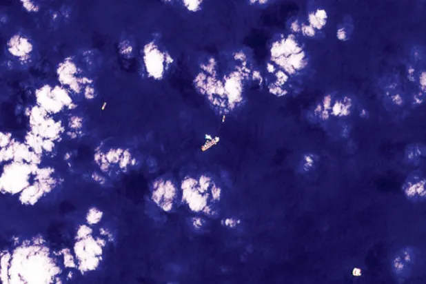 صورة فضائية وزعتها شركة «بي بي سي بلانيت لابز» تظهر باخرة التنقيب في المنطقة المتنازع عليها بين لبنان وإسرائيل (أ.ب)