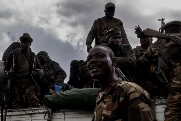 جنود الجيش الكونغولي يعودون إلى كيبومبا بأمتعتهم وأسلحتهم بعد قضاء بعض الوقت على الخطوط الأمامية على بعد أميال قليلة من مدينة غوما في شرق البلاد « ا ف ب «