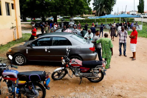 أقارب الضحايا الذين هاجمهم مسلحون خلال قداس يوم الأحد يتجمعون امام المركز الطبي الفيدرالي في أوو بولاية أوندو النيجيرية أمس « رويترز»