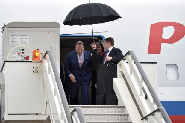 صورة أرشيفية لوزير الخارجية الروسي سيرغي لافروف وهو يغادر من طائرة في مطار بلغراد عام 2014 (أ.ف.ب)