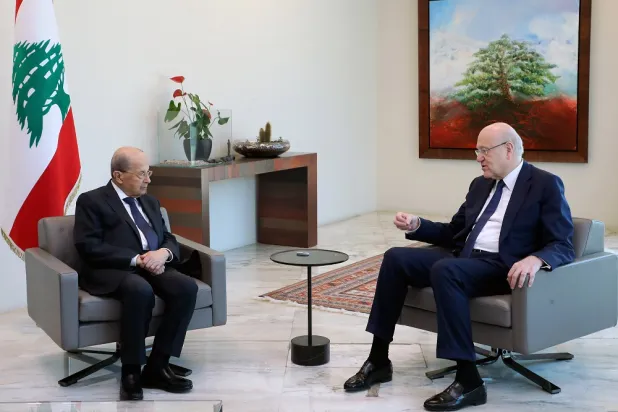 Lebanese President Michel Aoun (L) meeting with Lebanese Prime Minister Najib Mikati, ahead of a cabinet meeting in the Baabda Presidential Palace, Beirut, Lebanon, 20 May 2022. (Dalati & Nohra)