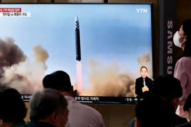 جنوبی کوریا کے شہری شمالی کوریا کے میزائل تجربے کے بارے میں کل سیول میں نشر ہونے والی ایک خبر دیکھ رہے ہیں (ا -ف -ب)