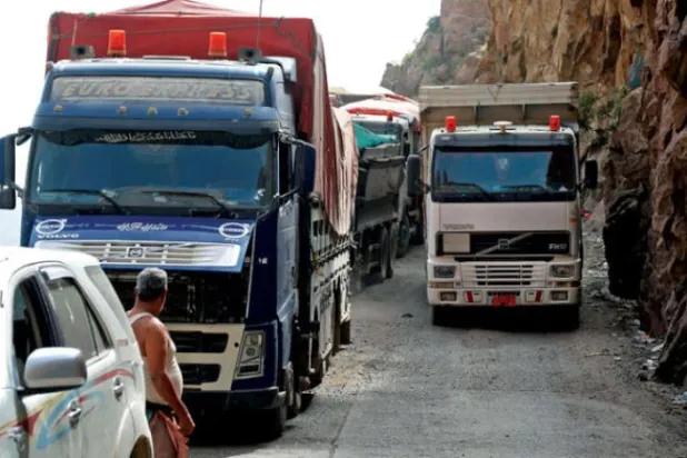 ٹرکوں نے کئی سالوں سے جاری تعز کے محاصرے کی وجہ سے خطرناک روڈ کو اختیار کیا (ا ف ب)