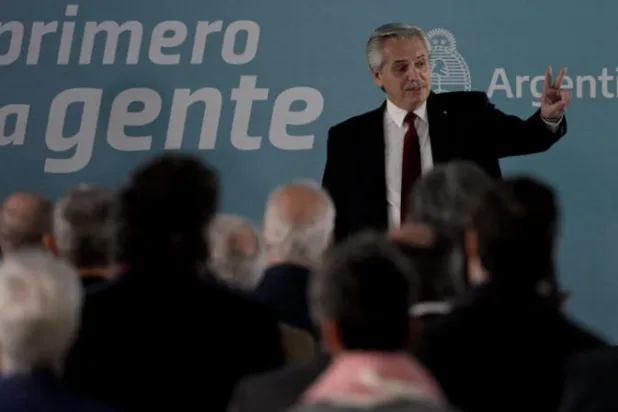 تعهد الرئيس الارجنتيني بالسعي لفرض ضريبة خاصة على الشركات التي حققت مكاسب كبيرة غير متوقعة بسبب الحرب في أوكرانيا (أ ف ب)