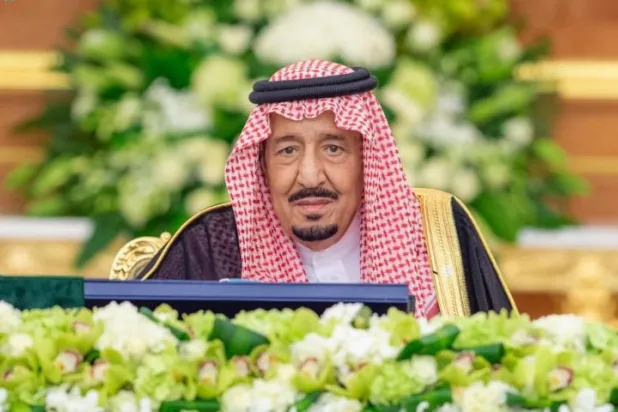 خادم الحرمين الشريفين الملك سلمان بن عبد العزيز مترئساً جلسة مجلس الوزراء بجدة اليوم (واس)