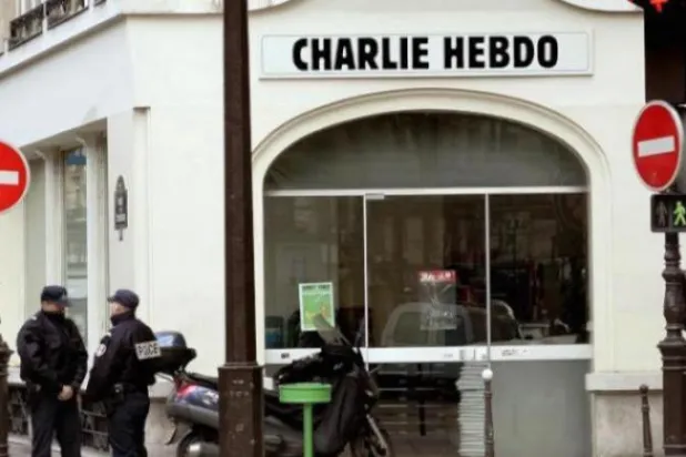 شرطيان فرنسيان أمام مقر صحيفة «شارلي إيبدو» في باريس (أرشيفية - أ.ف.ب)