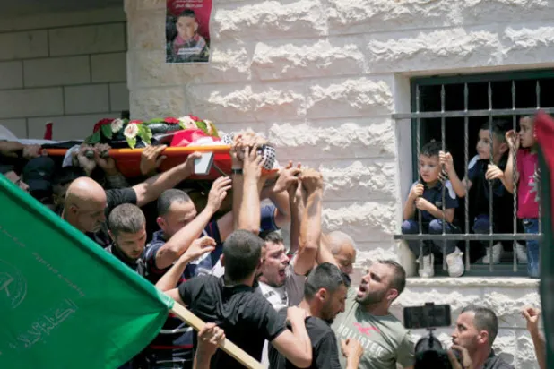 تشييع عودة صدقة الذي قتل برصاص القوات الإسرائيلية الجمعة (أ.ب)