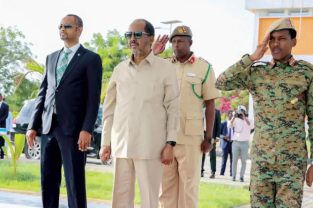 صورة وزعتها وكلة الأنباء الصومالية لزيارة الرئيس حسن محمود لمقر وزارة الدفاع بالعاصمة مقديشو أمس