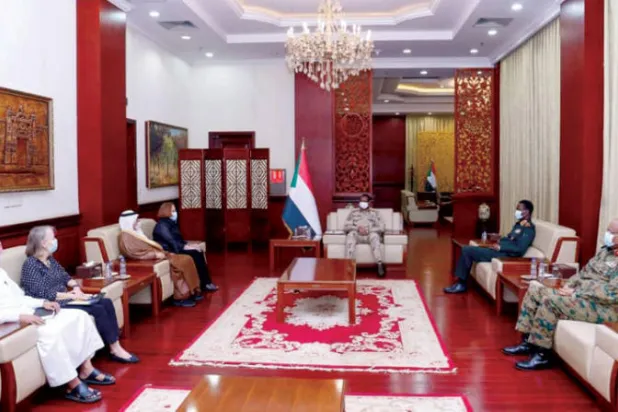 لقاء الفريق {حميدتي} مع المسؤولة الأميركية مولي في بحضور السفير السعودي في الخرطوم أمس (سونا)