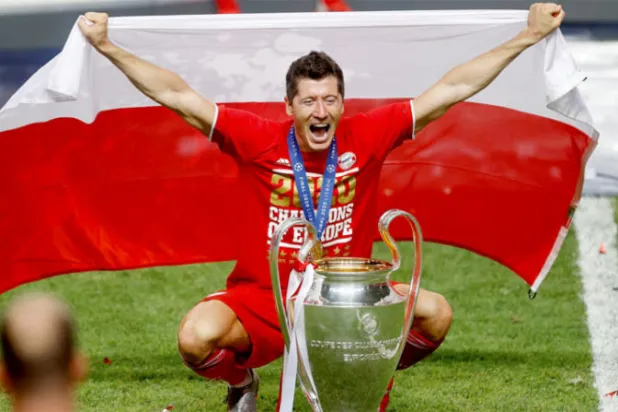 ليفاندوفسكي ولقب دوري الأبطال بعد تخطي سان جيرمان عام 2020 (أ.ب)