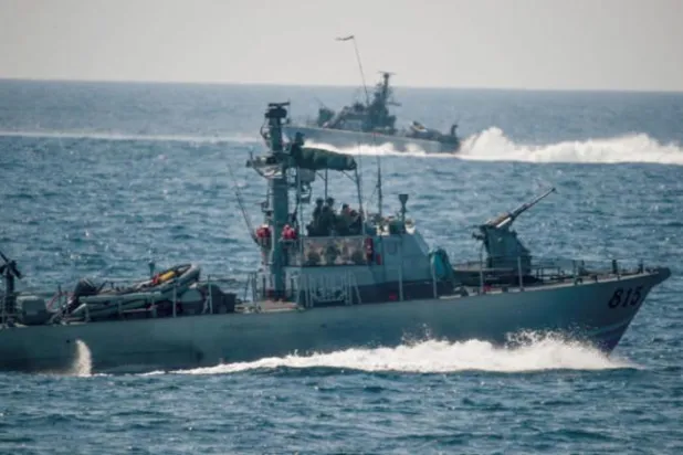 پرسو روز اسرائیلی بحریہ کے دو جنگی جہازوں کو لبنانی ساحل کے دوسری طرف دیکھا جا سکتا ہے (اے پی)