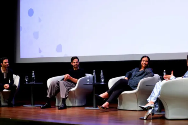 عمران أميد في حديث مع  المصممين بزة الزومان وفواز الياقوت وهيا العبد الكريم (الشرق الأوسط)