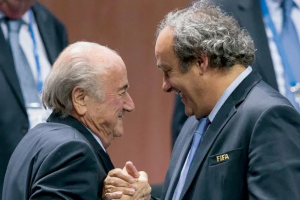 بلاتر وبلاتيني من صديقين مقربين إلى غريمين أمام المحاكم (أ.ب)