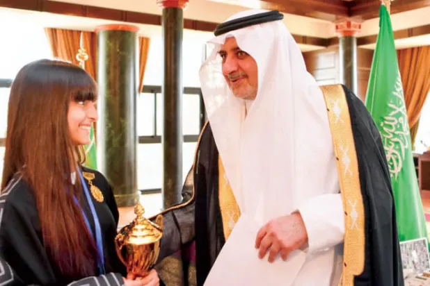 أمير تبوك مكرماً الفائزة اعتزاز النفيعي
