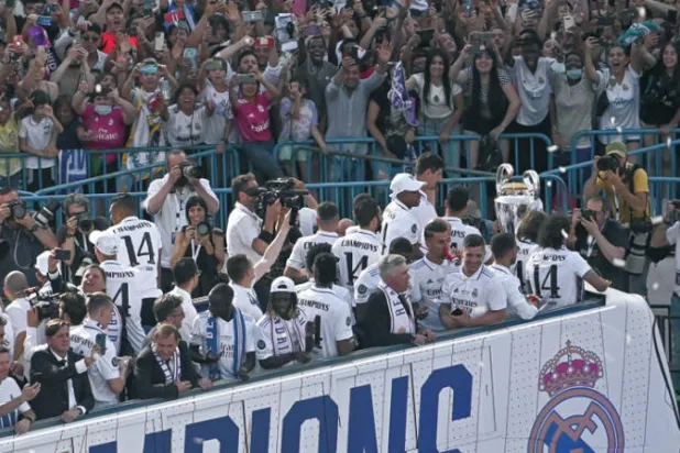 جماهير ريال مدريد العاشقة لفريقها تدعم من قوته (إ.ب.أ)