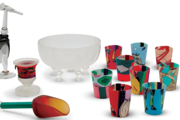 تضم المجموعة أيضاً ديكورات متنوعة جمعها المالك عبر السنين