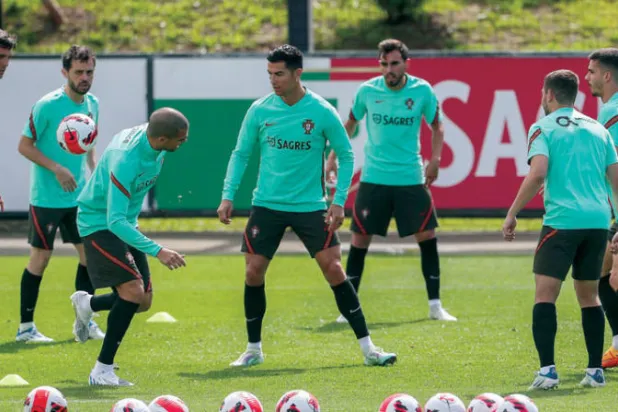 رونالدو في المنتصف يقود زملاءه في تدريبات منتخب البرتغال (أ.ف.ب)