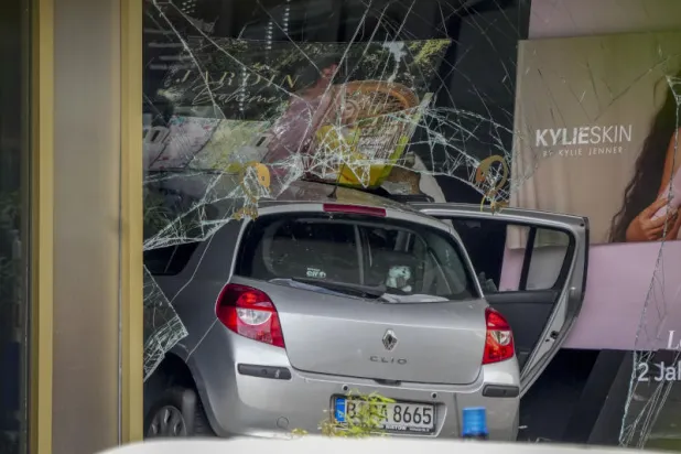 السيارة التي اصطدمت بالحشد بعد أن واصلت الاصطدام في إحدى واجهات المحال ببرلين (أ.ب)