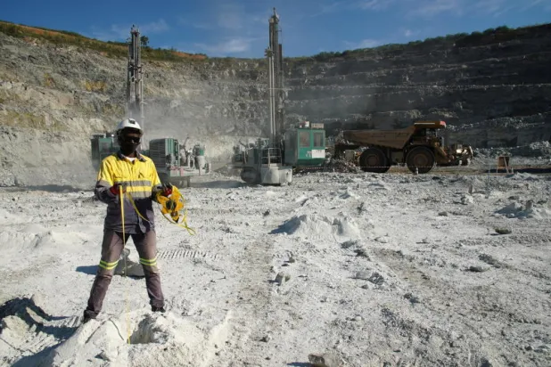 نحو 320 ألفاً و158 طناً من الذهب المكرر يمكن استخراجها من 31 مليون طن من الذهب الخام (أرشيفية - رويترز)