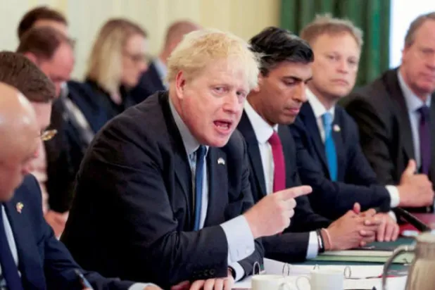 بورس جانسن کل کابینہ اجلاس کے دوران (رائٹرز)