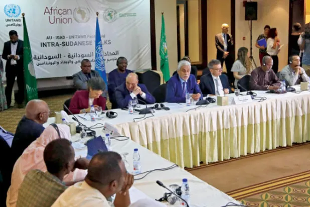 ممثلو الآلية الأممية الثلاثية مع أطراف سودانية مشاركة في جلسات الحوار في الخرطوم أمس (أ.ف.ب)