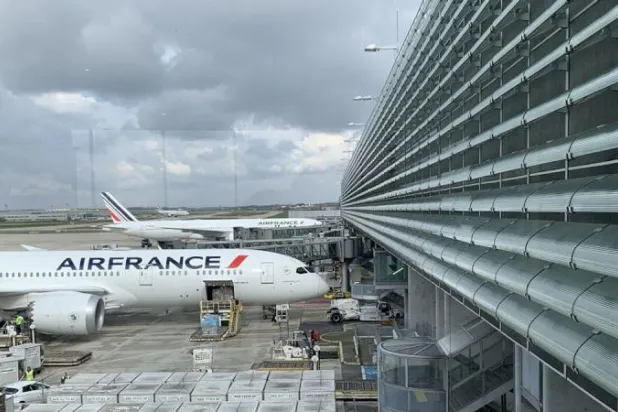 إضراب يلغي 25 % من الرحلات الجوية لمطار شارل ديغول