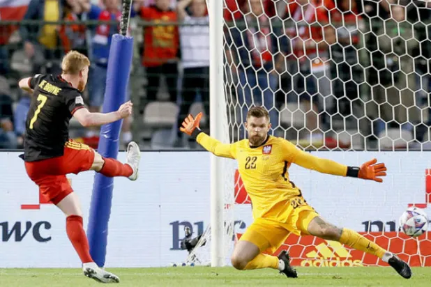 دي بروين يسجل ثاني أهداف بلجيكا من سداسية الانتصار على بولندا (د.ب.أ)