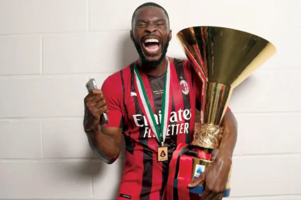 توموري  لعب دوراً بارزاً في فوز ميلان بلقب الدوري الإيطالي هذا الموسم (غيتي)