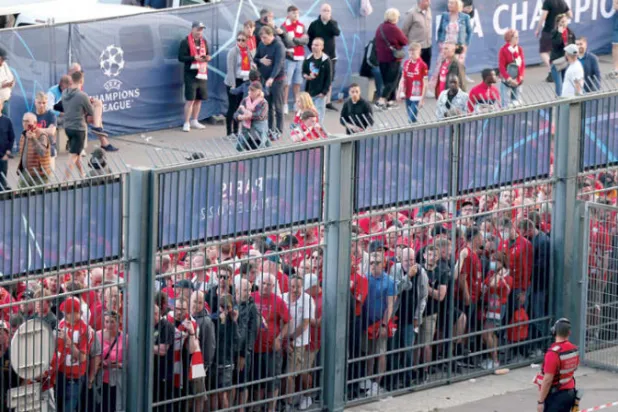 جماهير ليفربول حوصرت خارج أسوار ملعب باريس وتعرضت للضرب من رجال الأمن (أ.ف.ب)