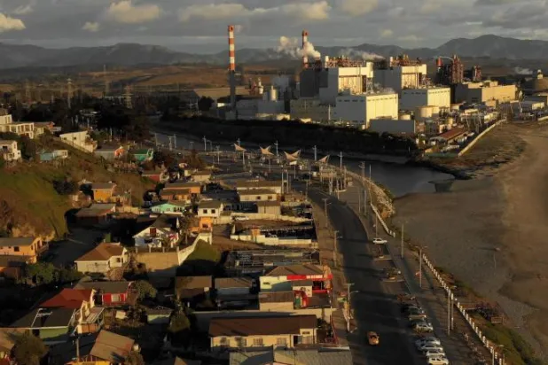 بلدة بوتشنكافي في تشيلي التي تأثرت بالتلوث الناجم عن منشأة قريبة لصهر النحاس وتكريره (أ.ف.ب)