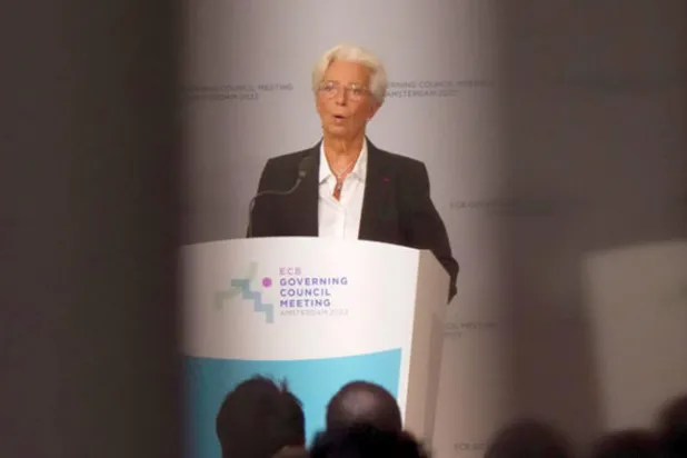 أعلن البنك المركزي الأوروبي عزمه على إنهاء برنامج شراء الأصول ابتداءً من يوليو (أ.ب)