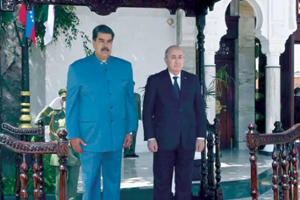 الرئيس الجزائري عبد المجيد تبون مستقبلاً نظيره الفنزويلي نيكولاس مادورو في العاصمة الجزائرية أمس (إ.ب.أ)