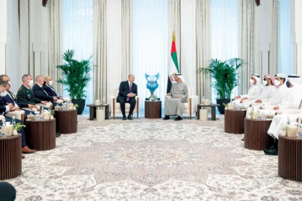 الشيخ محمد بن زايد ونفتالي بنيت خلال اللقاء أمس في أبوظبي بحضور وفد رفيع المستوى من البلدين (وام)