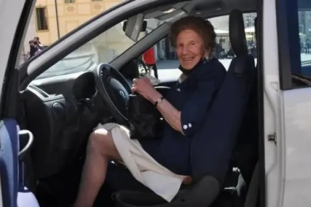 الإيطالية كانديدا أوديرزو تجلس داخل سيارتها (الغارديان)