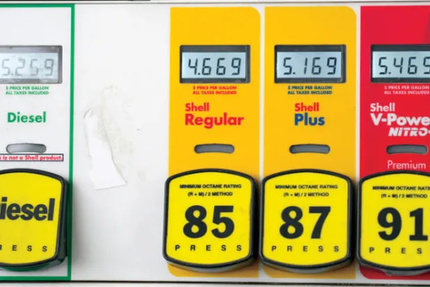 رغم أنها أقل نسبياً من نظيرتها البريطانية... بلغت أسعار الوقود في الولايات المتحدة معدلات غير مسبوقة (أ.ب)