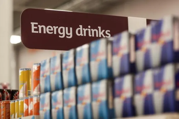دراسات متعددة ربطت بين مشروبات الطاقة السكرية وسرطان البروستاتا والثدي والقولون والمستقيم (رويترز)