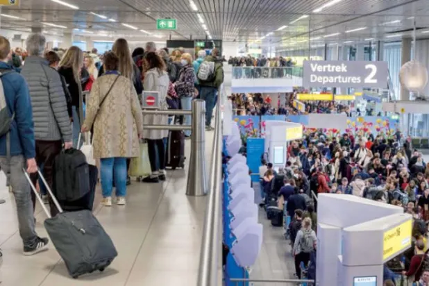 Amsterdam Havalimanı’nın yönetimi, turizm sezonundaki yolcu sayısındaki artış beklentisi ve ciddi bir krizden kaçınmak için, Hollanda hükümetinden güvenlik unsurlarının artırılmasının hızlandırılmasını, havayolları şirketlerinden ise personel sayısının artırılmasını istedi (EPA)