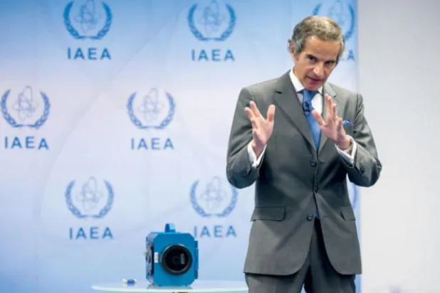 گروسی کل ویانا میں ایک پریس کانفرنس کے دوران ایران کی جوہری تنصیبات كی نگرانی کرنے والے کیمروں کے کام کی وضاحت کرتے ہوئے (ا-ب-ا)