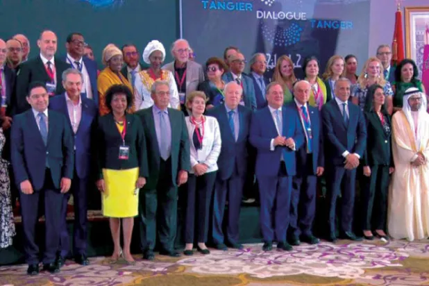 صورة تذكارية لوزير خارجية المغرب ناصر بوريطة مع المشاركين في «حوار طنجة» (الشرق الأوسط)