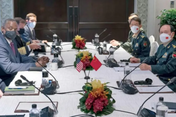 گزشتہ روز سنگاپور میں امریکی وزیر دفاع لائیڈ آسٹن اور چینی وزیر دفاع وی فینگے کے درمیان بات چیت کے منظر کو دیکھا جا سکتا ہے (اے پی اے)