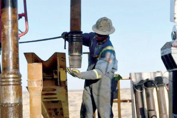 يتم استخدام التكسير الهيدروليكي بمساعدة الضغط ومواد كيمياوية في استخراج الغاز أو النفط من طبقات الصخور ما يشكل مخاطر بيئية (رويترز)