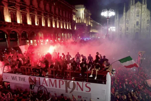 ميلان يحتفل بفوزه بالدوري الإيطالي (رويترز)