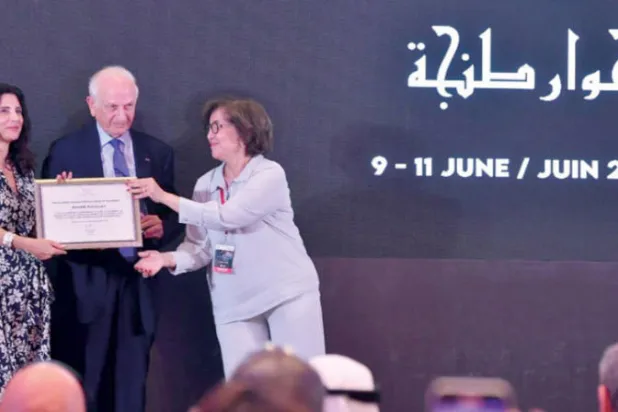 المستشار الملكي لدى تسلمه الجائزة (الشرق الأوسط)