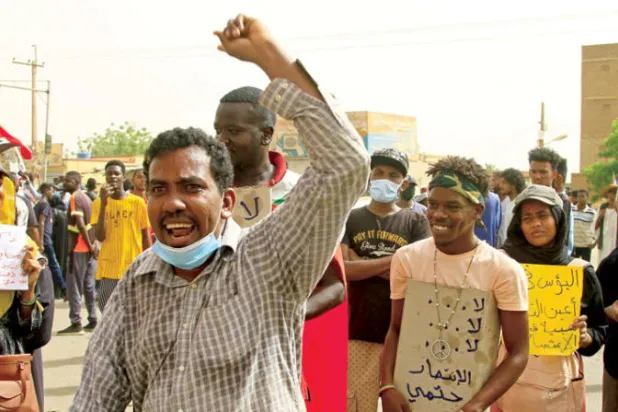محتجون في الخرطوم يطالبون باستعادة الحكم المدني (أ.ف.ب)