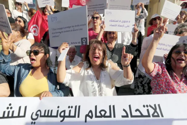 جانب من مظاهرات تطالب بالعيش الكريم والمساواة وسط العاصمة التونسية (إ.ب.أ)