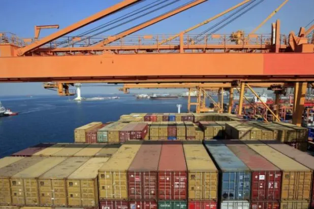  
میزان کشتی های ورودی و خروجی به بنادر سعودی با رشد ۳.۰۳ درصدی به یکهزار و ۲۰ کشتی رسید (الشرق الاوسط)