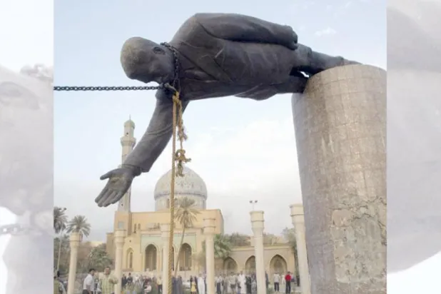 اپریل 2003 میں وسطی بغداد میں صدام حسین کے مجسمے کو توڑے جانے کے منظر کو دیکھا جا سکتا ہے (گیٹی امیجز)