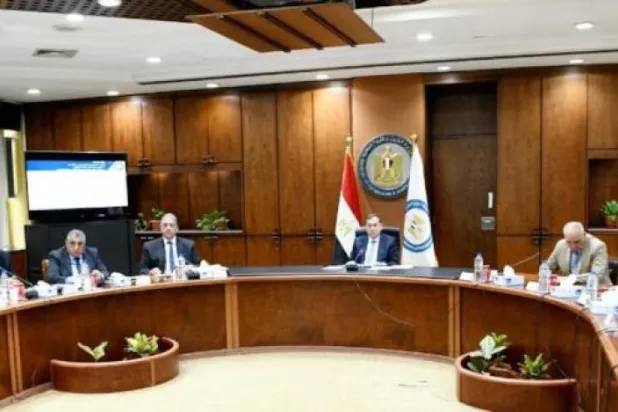 Mısır Petrol ve Maden Kaynakları Bakanı Tarek El Molla bir toplantıya başkanlık ederken (Petrol Bakanlığı)