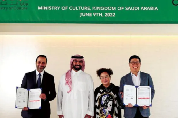 
 
شاهزاده بدر بن عبد الله پس از امضای موافقتنامه چارچوب با شرکت کره جنوبی در راستای همکاری مشترک (وزارت فرهنگ)
